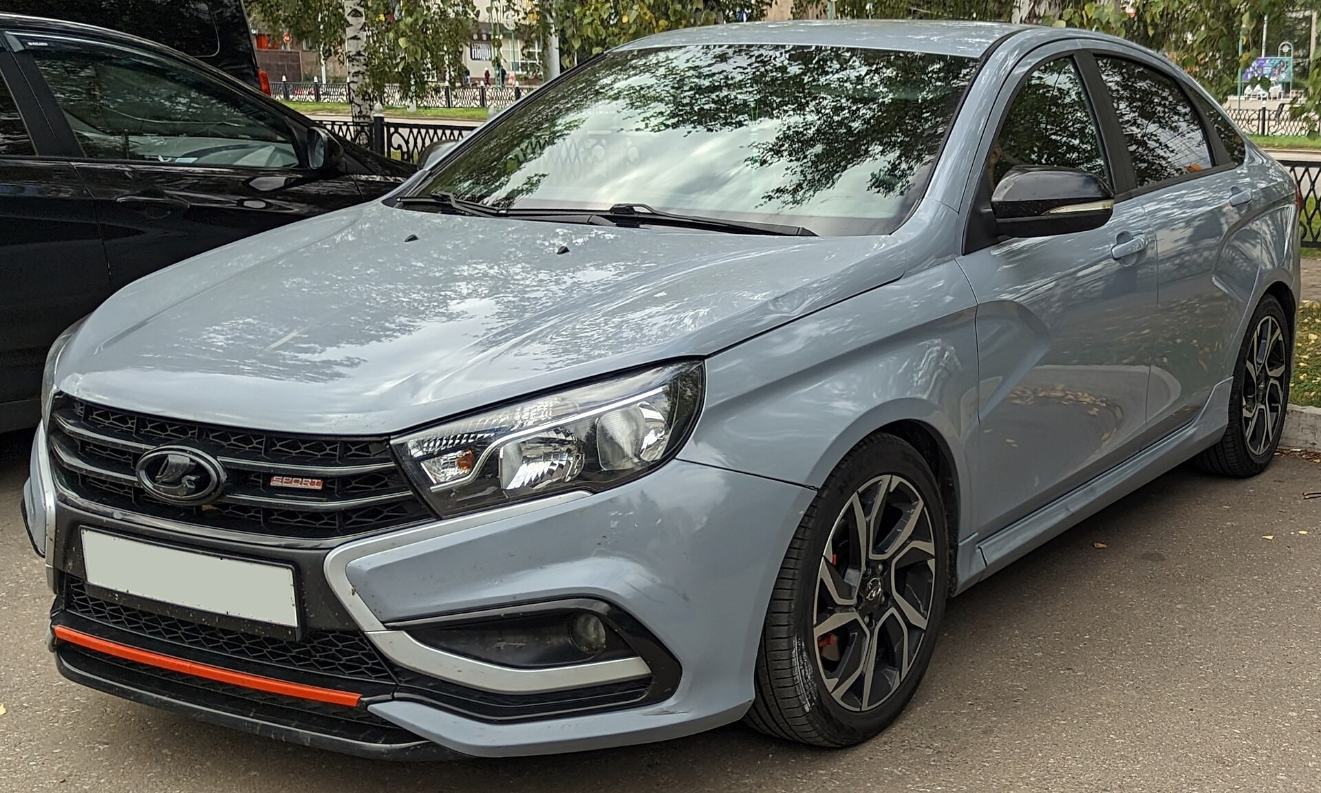 ​АвтоВАЗ озвучил комплектации и опции седана Lada Vesta
