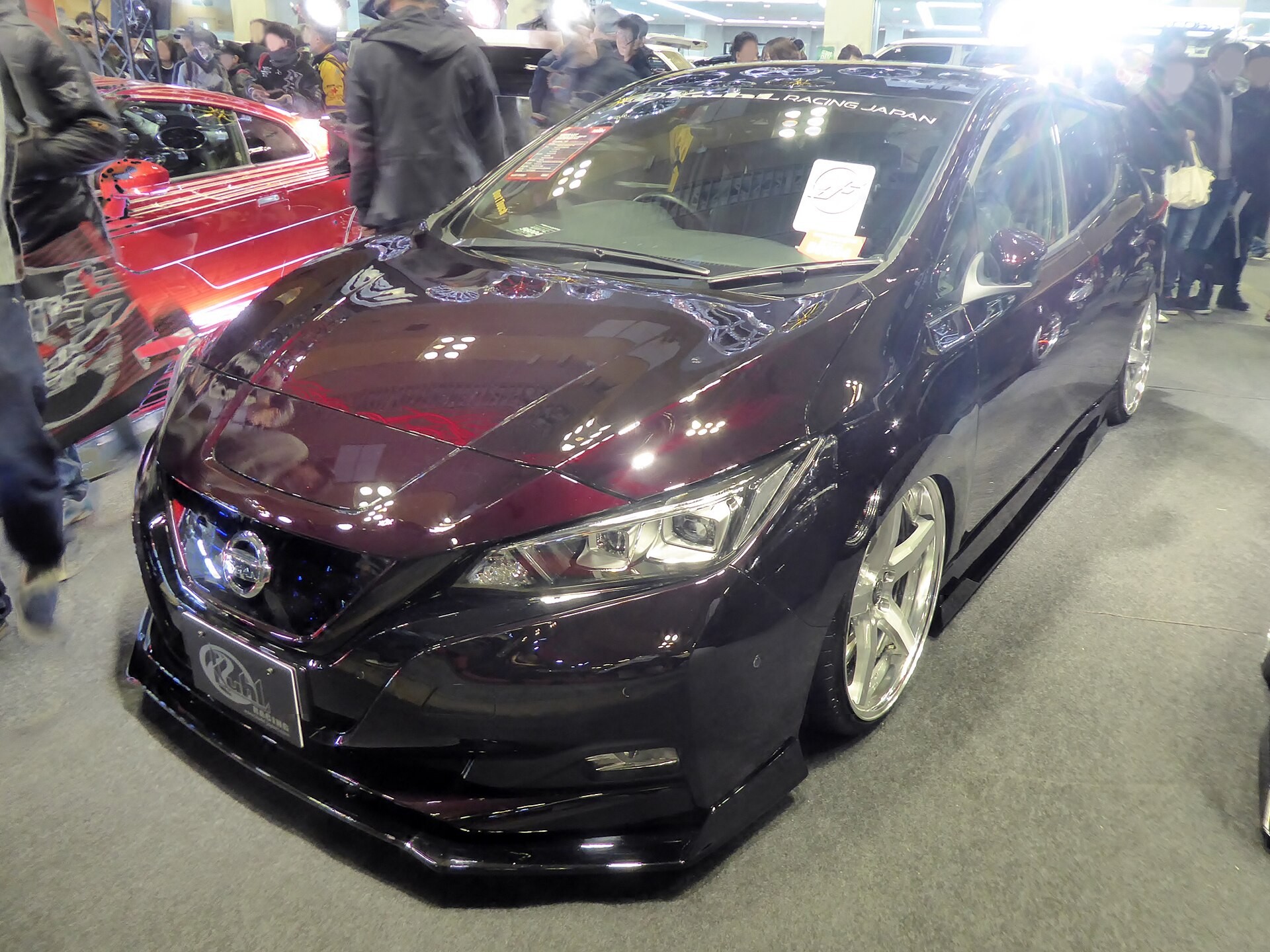 В Париже появится мобильная рождественская елка на базе электрокара Nissan LEAF